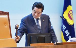 윤석우 의장이 19일 개회된 제299회 임시회에서 의사를 진행하고 있다.