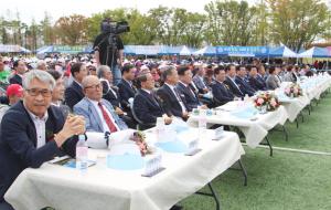 홍북읍민화합체육대회에 참석한 출향인사들.