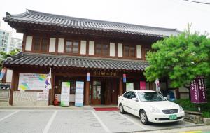서울 구로구의 글마루한옥어린이도서관은 항공기소음대책지역주민지원사업비와 구로구청의 예산으로 설립된 우리나라 최초의 한옥 도서관이다.