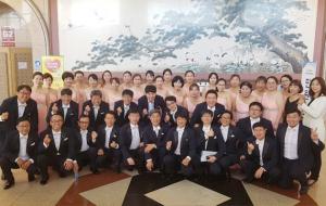 예산군립합창단원들이 춘천문화예술회관에서 열린 ‘제35회 춘천전국합창경연대회’에서 최우수상 수상 후 기념촬영을 하고 있다.
