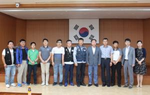홍성군과 충남공공노조 2017년 임금협약 조인식이 지난 30일 군청 대강당에서 있었다. 이번 조인식에서는 작년과 대비해 큰 인상폭은 없었다. 미화원의 경우 작년 최저임금 기준 3%, 그 외 직종은 7.5% 인상됐다.