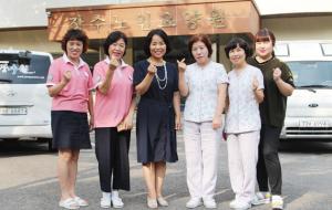 박현주 원장(왼쪽에서 세 번째)을 비롯해 장수노인요양원 직원들이 카메라 앞에서 포즈를 취하고 있다.