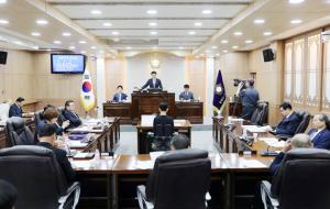 홍성군의회가 개회 첫날인 6일 김덕배 의장이 의사진행을 하고 있다. 추경 심사를 위한 예결특위도 구성했는데, 김 의장을 제외한 9명의 의원들이 위원으로 선임됐다.