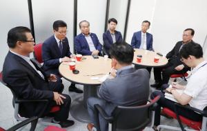 김덕배 의장을 비롯한 홍성군의원들이 산자부 관계자와 면담하고 있다.