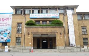 대전시 중구 중앙로에 위치한 옛 충남도 청사. 본관은 현재  대전근현대전시관으로 재활용 되고 있다.