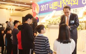 너른내장학회 편기범 이사장이 초교생들에게 장학금을 전달하고 있다.