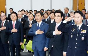 준공식에 참석한 안희정 지사(앞줄 왼쪽 세번째)를 비롯한 내빈들이 국민의례를 하고 있다.