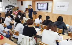 홍성여고 학생들이 고병권 철학자의 강의를 진지하게 듣고 있다.