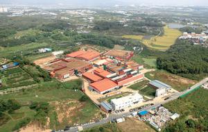 경산시 압량면의 대규모 돈사 전경.