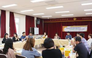 충북 진천군과 홍성군 지역사회보장협의체위원들이 간담회를 하고 있다.
