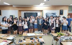오연호 대표와 기념촬영하는 홍성여고생들.