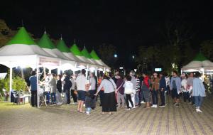 주민들이 무료로 나누어주는 치킨을 받기 위해 긴줄을 섰다.