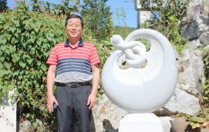 자신의 수상작을 홍성군청에 기증하겠다는 의사를 밝힌 김오연 조각가.