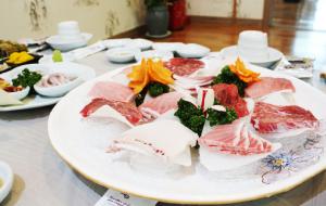 참치 뱃살, 볼살, 배꼽살이 윤장수 대표의 칼질에 의해 사뿐하게 놓여 보기만 해도 군침을 흐르게 한다.