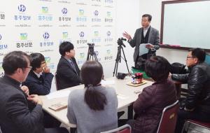 본지 기자들이 김문욱 총괄본부장의 강의를 듣고 있다.