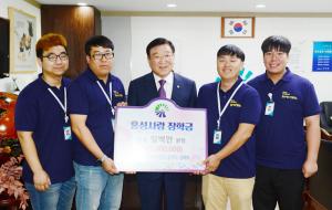행정지원공무직상록회(회장 장기진)은 지난 19일 홍성군청 군수실에서 홍성사랑장학회(회장 김석환 군수)에 장학금으로 100만원을 전달했다. 행정지원공무직상록회는 홍성군청공무직으로 근무하는 직원들로 구성됐다.