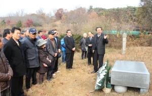 이강세 광주·하남 연합회장이 청광 이근주 선생의 묘소에서 광복회 경기도지부 광주·하남 연합회 회원들에게 설명하고 있는 모습.