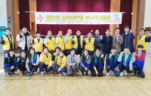농어촌 무료진료 봉사를 마치고 기념촬영을 하는 모습.
