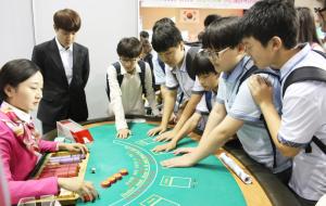 한서대학교 호텔카지노관광학과에서 운영하는 복합리조트 딜러 체험관에 모인 학생들.