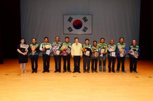 홍성군(군수 김석환)은 민방위대 창설기념일을 하루 앞둔 지난 21일 홍주문화회관 대공연장에서 지역민방위대장과 부대장, 공무원 등 350여 명이 참석한 가운데 제42주년 민방위대 창설기념행사를 개최하고 유공자들의 노고를 치하했다.