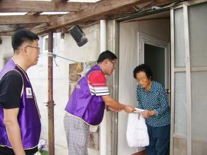 홍주라이온스클럽(회장 김동배)은 추석 명절 연휴를 앞두고 군내 어려운 이웃 3명과 디딤씨앗통장을 통해 평소 본 클럽에서 4년간 꾸준히 장학금을 지원하고 있는 학생 10명에게 봉사금을 전달하고 격려했다.