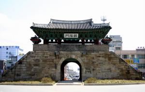 조양문이 장난감도 아닌데 영문 리플릿에는 이런 건축물이 어디에 걸려 있다는 뜻으로 영작이 돼 있다.