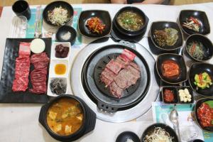 김용섭 실장이 칼집을 낸 갈비살과 안창살은 입에 넣는 순간 사르르 녹을 만큼 부드럽다.