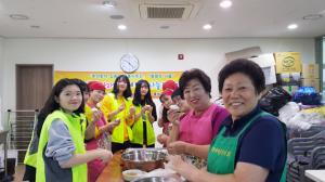 홍성군자원봉사광천읍거점센터(상담가 이난영)는 지난달 30일 광천읍행정복지센터에서 한국청소년복지문화원 충남본부 가족봉사단 10여명과 광천읍 봉사단체 회원들과 함께‘추석맞이 독거어르신을 위한 송편만들어 전달하기’ 행사를 개최했다.