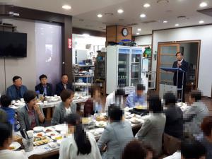 민주평화통일자문회의 홍성군협의회(회장 조태원)는 지난달 30일 홍성읍내 한 식당으로 북한이탈주민 20여명을 초청, 추석맞이 행복나눔 행사를 개최했다. 조태원 회장은 “이곳에서 자유와 평등을 누리며 서로 돕고 잘 지내시기를 바란다”며 격려했다.