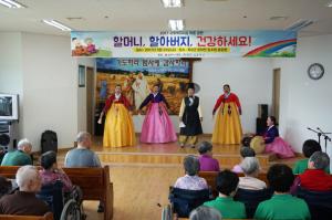 장수노인전문요양원(원장 박현주)은 지난달 29일 대강당에서 제21회 노인의 날을 앞두고 위문공연을 했다. 홍성문화원의 주최로 문화나눔봉사단이 방문, 모듬북(난타), 사물놀이, 국악, 색소폰 및 아코디언 연주 등 다채로운 공연을 펼쳐 어르신들을 즐겁게 했다.