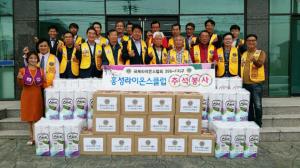 홍성라이온스클럽(회장 강성현)은 추석 명절 연휴를 앞둔 지난달 27일 청소년 선도기관인 청로회를 비롯해 광천사랑육아원, 그밖에도 회원들이 추천한 15가구를 방문, 격려하는 등 총 450만원 상당의 물품과 성금을 전달하며 불우이웃돕기 봉사활동을 했다.