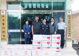 홍성교도소(소장 민육기)는 지난달 29일 추석명절을 맞아 교정협의회(회장 고상호)의 지원으로 전 수용자에게 송편과 과일을 전달했다. 민육기 소장은 “수용자들이 사회의 따스한 마음과 사랑을 느낄 수 있는 계기가 됐다”고 말했다.