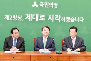 윤석우 의장(오른쪽)이 안철수 대표와 만나 자치입법권 확대 등을 건의했다.