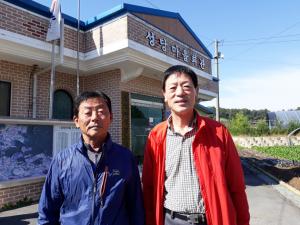 성당마을회관 앞에서 이상구 이장(오른쪽)과 윤문기 대동계 회장. 두 사람은 금당초교 때부터 함께 다니며 마을을 지켜온 절친한 친구 사이다