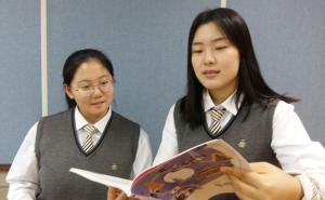 조인정(왼쪽), 이유림 학생은 2년 넘게 기른 머리카락을 기증했다.