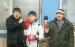 김현수 선수(가운데)가 홍성체육관 박승문 관장(왼쪽)과 홍성군복싱협회 주승택 회장과 같이 필승을 다지고 있다.