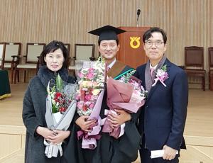 지난달 24일 농협대학에서 열렸던 최고전략과정 수료식에서 부인과 직원으로부터 축하기념 꽃다발을 받은 표경덕 조합장(가운데).