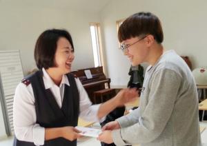 FUN FUN 청소년 봉사단이 지역아동센터에 기부금을 전달하는 모습.