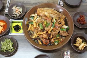 푹 고은 닭육수와 31가지 한약재를 넣어 닭의 비린맛은 없애고 깊고 담백한 맛이 나는 묵은지닭볶음탕.