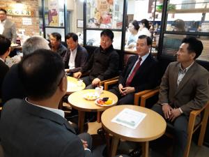 홍성군4-H여성지도자회(회장 김성자)는 지난 19일 홍성읍내 한 카페에서 청소년 장학기금 조성을 위한 목적으로 제5회 사랑나눔일일찻집을 열었다. 회원들은 직접 재배하거나 기증받은 대추, 구운계란. 요구르트 등의 농축산품을 판매하기도 했다.
