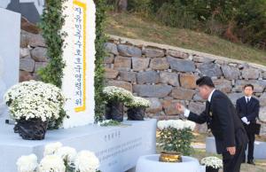 문석기 홍성군지회장이 위령탑 앞에 헌화 하고 있다.