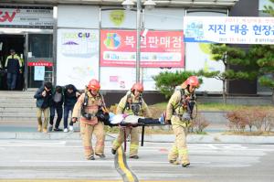 롯데마트도 이번 훈련에 적극 참여한 가운데 119구조대원들이 부상자를 구조하고 있다.