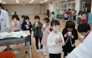 내포유치원(원장 지경옥)은 지난 5일 본원 꿈누리실에서 전체 유아를 대상으로 구강건강증진을 위한 바른 칫솔질 교육과 불소겔 도포를 실시했다.