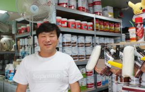 현장 작업 도중 자신의 가게에서 포즈를 취한 황규범 이사.