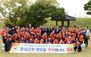 홍성군청을 방문한 해림시소학교 어린이들이 김석환 군수와 함께 기념촬영을 하고 있다.