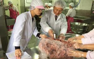 우길동 교육장이 홍성초교에서 식재료의 위생상태를 살펴보고 있다.
