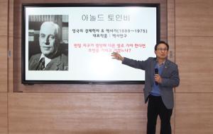 충남인성교육원(원장 이병학)은 지난달 5일 결성면을 시작으로 ‘찾아가는 마을사랑 효(HYO)토크쇼’를 홍성군 내 읍·면을 순회하며 실시하고 있다. 지난 5일 홍성읍에서 실시한 효토크쇼에서 이승원 교육국장이 열강하고 있다.