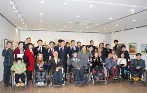 전시회 개막식 후 참여작가들이 기념촬영을 하고 있다.