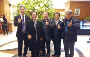 왼쪽부터 박종호 총무, 이한구 회장, 임경하 장곡면명예면장, 명민식 장곡면장, 김기웅 장곡초총동문회 사무총장.