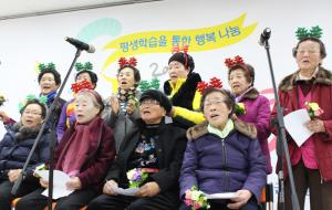 광천 삼봉마을 어르신들의 합창 모습.